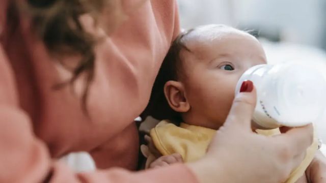 Safety First! Bacterial Risk in Baby Formula Sparks Concern for Parents (1)