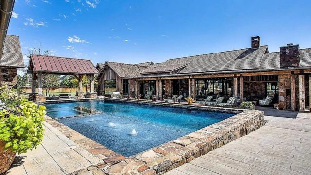 Step into Luxury Touring a Contemporary Farmhouse Home for Sale in Lubbock (1)