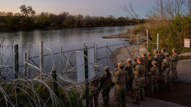 Texas Authorities Take Action Arresting Migrants at US-Mexico Border (1)