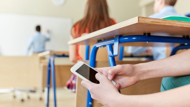 Must-Read Alabama Education Board Takes Stand on Cell Phone Use in Schools (1)