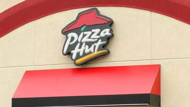 Oops Moments! Pizza Hut Sign Typo Goes Viral, Sparks Social Media Laughter (1)